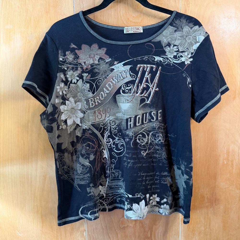 Whimsigoth‎ Y2K Blue Canyon Broadway Tea House Floral Script Studded Tee 1X